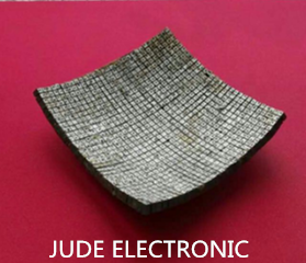 Material compuesto piezoeléctrico curvo